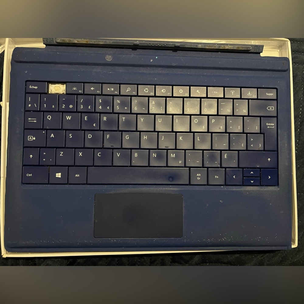 Surface Pro French Keyboard - Picture 2 of 9